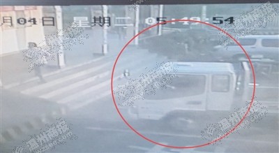 诡异！温州服务区内无人驾驶的货车给自己换了一个车位
