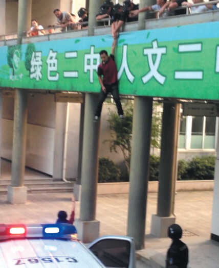 儿子入学两次摇号不中 温州“猫爸”竟欲跳楼求情