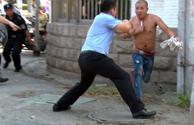 南京男子马路上持刀自杀 警察空手夺刀将其制服