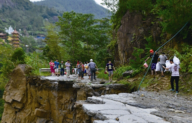 台风致道路塌陷 老伯挖10厘米宽生命通道