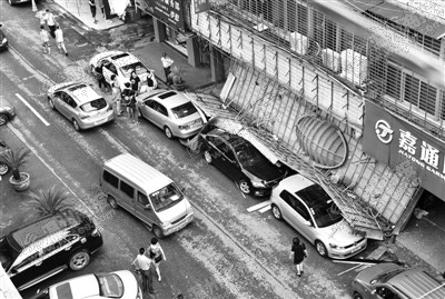 店招突然砸下路边三车全部遭殃 所幸没有人员伤亡