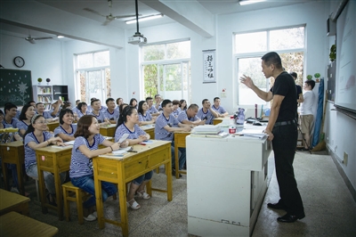 70后找寻青春记忆 时隔26年再请老师来上堂课