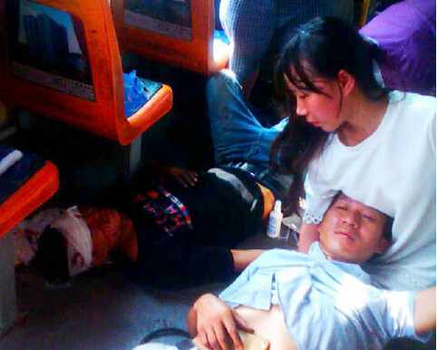 组图：重庆15岁女生跪地给车祸伤者当靠枕