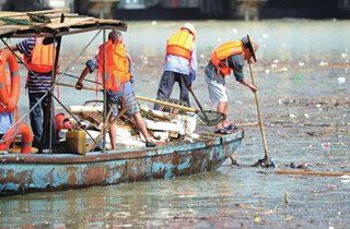 台风过后 赵山渡水库日捞垃圾30吨