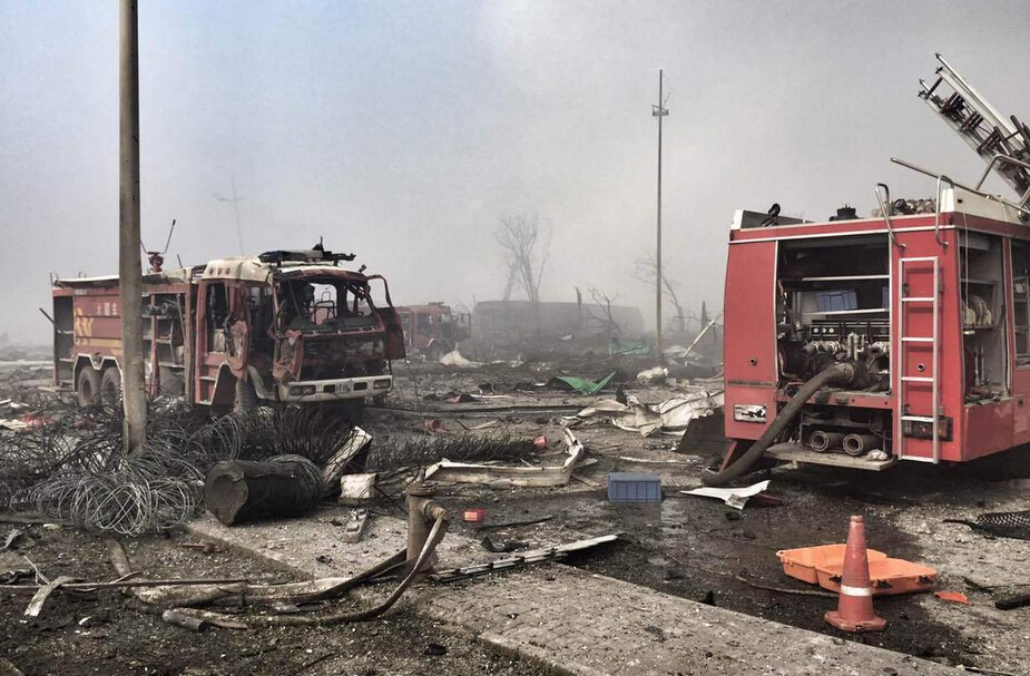 天津爆炸现场附近 消防车被炸毁
