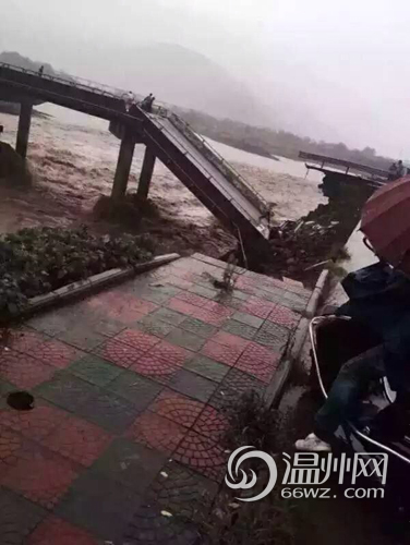 瑞安高楼一大桥突然坍塌 骑车男子坠落桥下