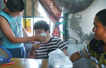 �к��չ˲�ĸ�ж����� �丸�ֱ���������ΰ�