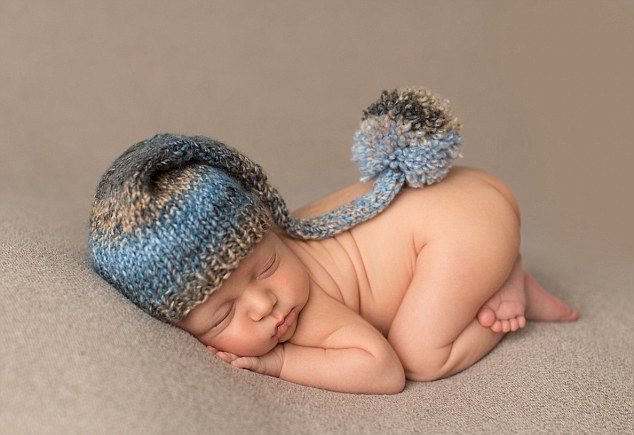 组图：英摄影师催眠新生儿拍熟睡照