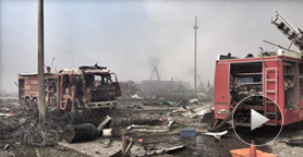 实拍天津爆炸最核心现场 随处可见消防帽