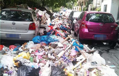 市区一小区遭遇“垃圾围城” 道路被埋车遭困