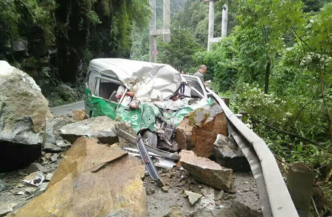 四川雅安发生山体垮塌 客车被滚石砸中致2死6伤