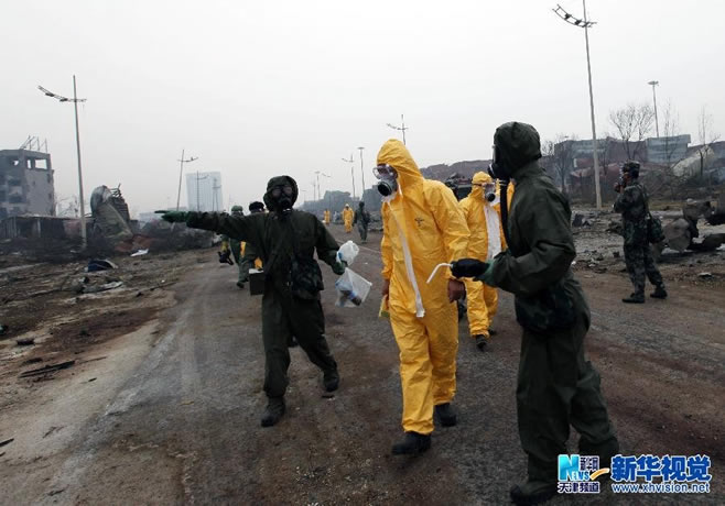 救援部队进入天津爆炸核心区辨识危化品 