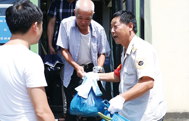 公交白师傅热心肠 车上贴帮扶电话放爱心伞