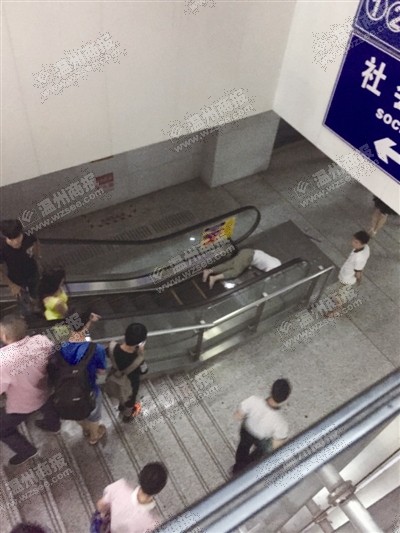 男子温州南站女厕偷拍被发现 逃跑时不慎摔落电梯
