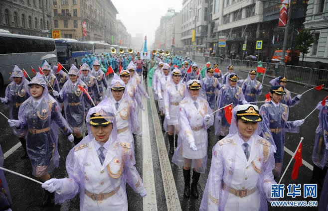 中国仪仗队女兵亮相莫斯科 披雨衣举国旗