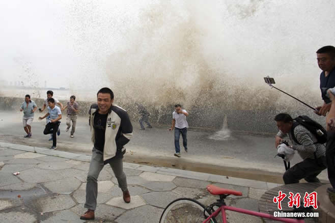 钱塘江迎来秋季大潮 惊险巨浪拍打游客