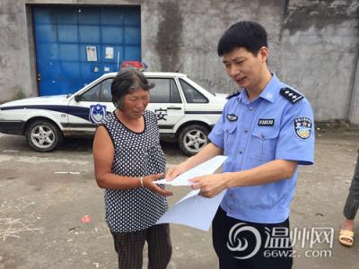 龙港民警走街串户提前做好抗台抢险准备工作
