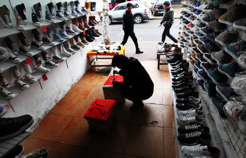 店主蹲书折品 只求捞回血本