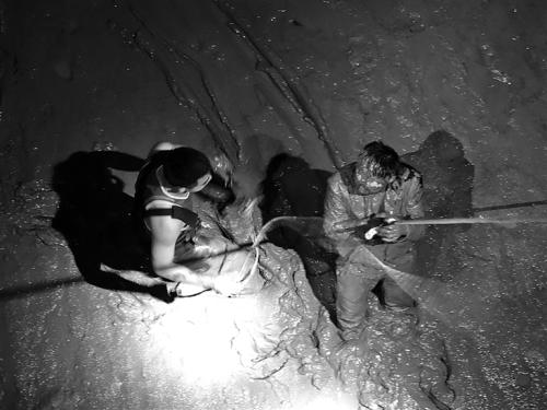 贵州小伙趴在栏杆看夜景 失足坠入瓯江