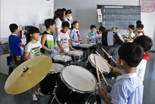 学生参加架子鼓社团活动.