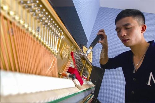 钢琴调律师:用耳朵找回"走失"的音符