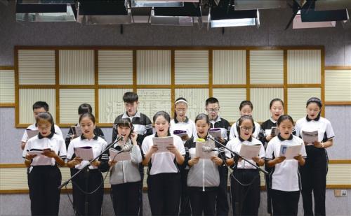 温州四中 午诵录音团 在录音.