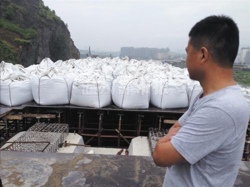 记者探秘市域铁路s1线 桥墩上为何压700吨沙袋?