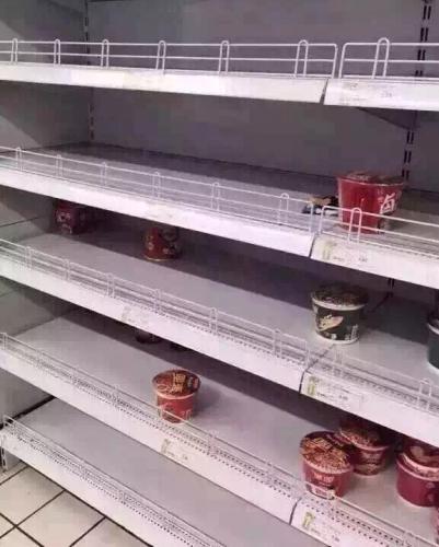 龙港市民采购日用品进入抗台备战模式