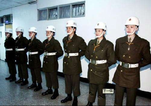 人民网1月4日电2010年1月1日有8名女兵将着台军正式军服加入"总统府"