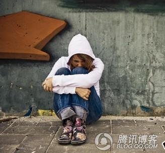 组图:实拍国外街头美女乞丐