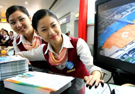 服务品牌翔音问讯处的员工在世博宣传第一