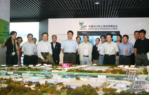 孙家正率全国政协视察团抵沪就世博会展开调研