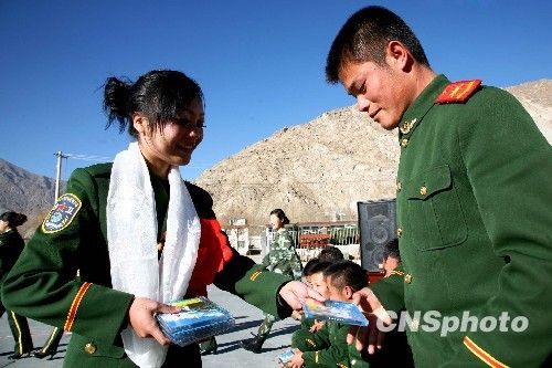 组图:武警西藏总队文艺兵退伍前献艺官兵