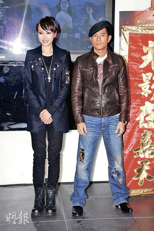 郭富城和唐嫣合照时刻意保持距离.