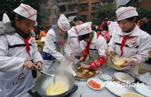 小学2009年家政体验节暨烹饪比赛在该校园举行,3至6年级的100名厨艺