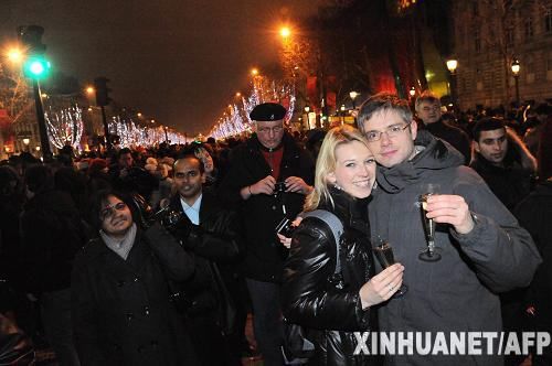 世界各地迎新年法国巴黎香榭丽舍大街狂欢