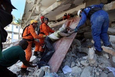 海地大地震遇难者或达20万 政府管控濒于瘫痪