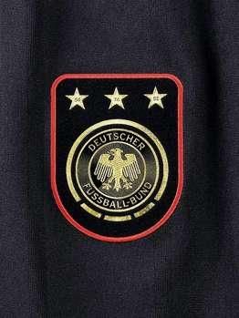 德国队世界杯新球服酷似纳粹党卫军制服图
