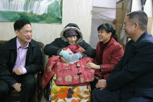 冬日送棉衣 广州市荔湾区官员慰问侨界百岁老