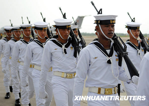 2月1日,在泰国中部罗勇府乌塔堡海军机场,参加检阅的泰国海军仪仗队列