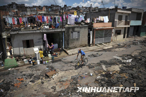 巴西暴雨造成严重灾害 雨水冲毁街道(组图),雨