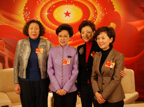李东东等女政协委员祝女同胞节日快乐