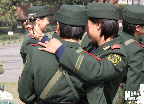 镜头记录:女兵们离开新兵连的那一天,女兵 楷体