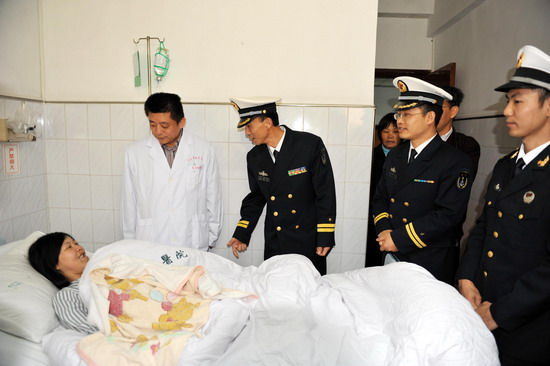 今天上午,南海舰队某水警区军械技术保障大队组织官兵来到汕头市医院