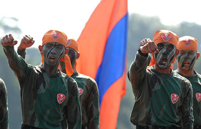 印尼空军出动大批战机及士兵庆祝建军64周年