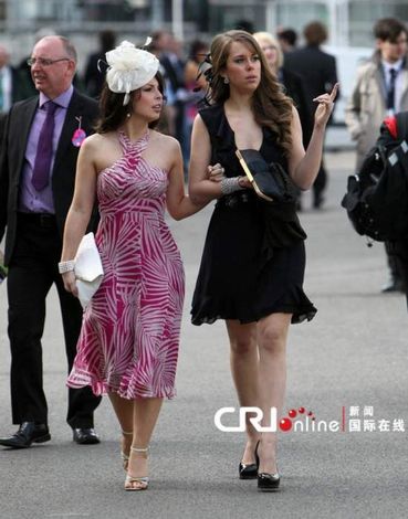 4月9日,英国安特里,女士们盛装出席安特里赛马场女士日活动.