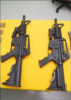 台东警方查获有"丛林之王"之称的xm15步枪(图),台东