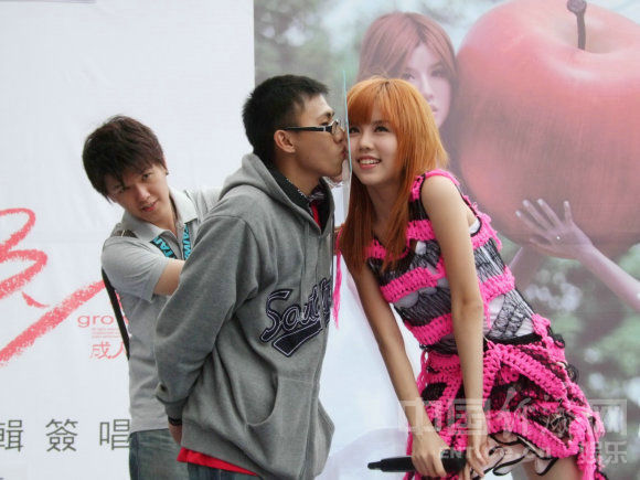 By2签唱会丢枕招亲大秀恶女舞与歌迷玩亲亲(图