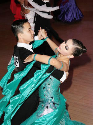 于珑琦平甜甜荣获世界青少年体育舞蹈赛冠军