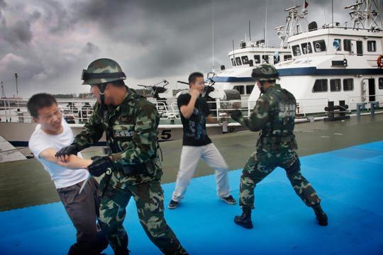 组图迎世博――上海海警特警练精兵